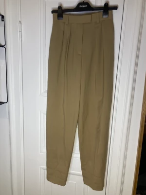 Arket 100% ull, S - Fina ullbyxor i ljusbrunt/mörkbeige från arket. 100% ull. Fint skick. 