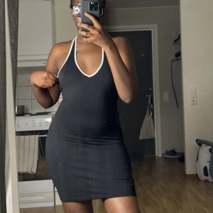 Halterneck klänning - Jag säljer min halterneck klänning från H&M i strl S och har en fin passform och framhäver kroppens kurvor 🖤 