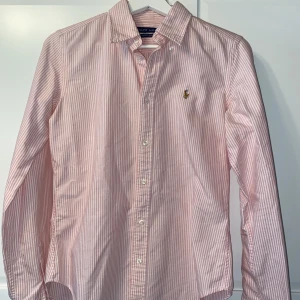 Ralph lauren skjorta  - Rosa randig Ralph lauren skjorta. Super slim fit. Passar någon med 34/36. 