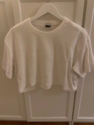 Croppad tshirt - Vit croppad tshirt i frotté.