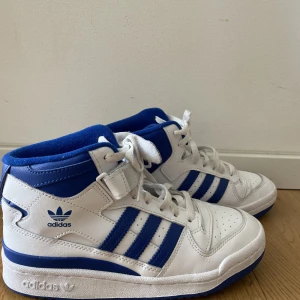 Blåa Adidas skor - Säljer mina nästan helt oanvända adidas skor! Passar mig som bär 38. Köparen står för frakten:)