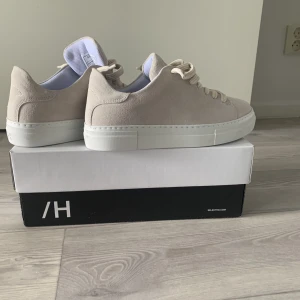 Sneakers  - Helt nya sneakers säljes. Nypris ca 1200 kr. 