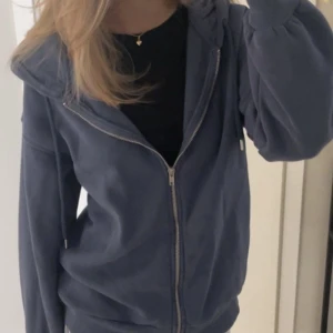 Hoodie med dragkedja  - Säljer denna hoddie med dragkedja från ginatricot! Använd fåtal gånger, köpt förra sommaren💗💗