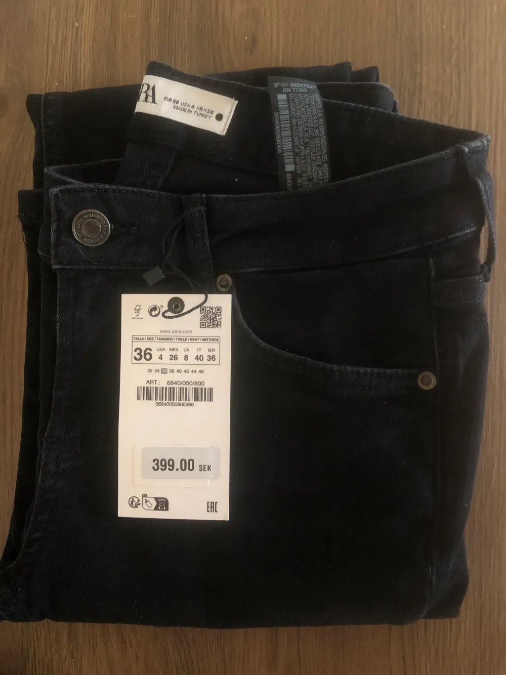 Lågmidjade jeans från zara. Helt nya och oanvända. Alla lappar sitter kvar.  Original pris var 399 och jag säljer för 280kr pris kan diskuteras!. Jeans & Byxor.