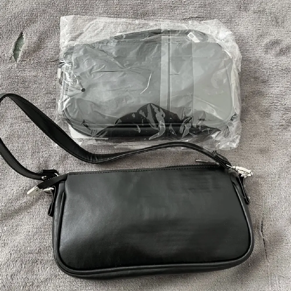 Rymlig svart handväska från boohoo. Köpare står för frakt🤍. Väskor.