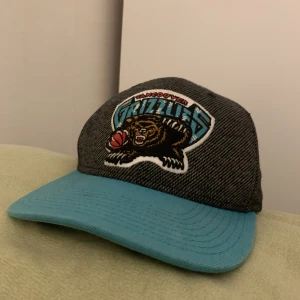 Nba keps Vancouver grizzlies - En NBA keps från Mitchell & Ness som jag inte behöver längre. Det är en snapback och har har tagit hand om den väl.