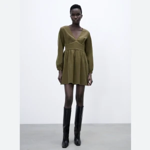 Zara Klänning  - Klänning från Zara som är använd 1 gång men lappen sitter kvar.