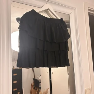 Volangkjol  - Använd, men är i väldigt bra skick 🥰 säljes då den inte används längre 💕