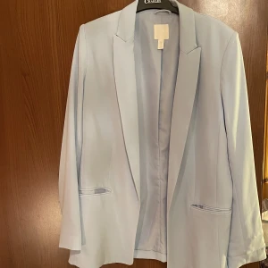 Kavaj  - Ljusblå kavaj från hm. Aldrig avvänts 