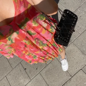 Sommarklänning  - Super söt sommarklänning köpt förra sommaren från Zara men har bara använt den 2 gånger. Säljer pga inte kommit till användning. Klänningen slutar en bit under rumpan och är 170cm. Skriv för mer info🥰🥰🥰