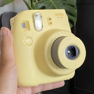 Instax mini 8 Polaroid kamera  - Använd en gång och har varit väl omhändertagen. Manual och orginalförpackning följer med 