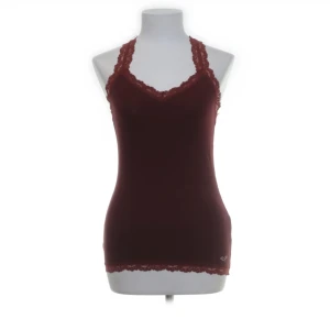 Hollister Linne - Ett superfint rött linne med spets kant ifrån hollister. Storlek M men passar också S. Säljer då de inte kommer till användning! 💕