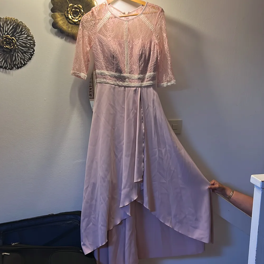 Superfin ljusrosa klänning som är kortare framtill och längre där bak. Skriv vid behov av fler bilder och priset kan diskuteras☺️ . Klänningar.