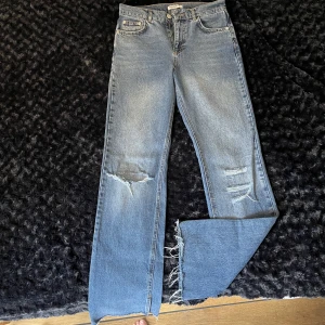 PULL AND BEER - Mellanblå fina jeans med revor framtill samt på vänster bakficka. 6 cm slits nertill med fransar, se bild! Knappt använda och mkt fint skick. 