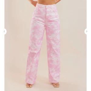 Rosa vita jeans - Rosa vita tie dye jeans från Chiquelle i storlek 38. Lite små i storleken i midjan så passar även 36. Oanvända med lappen kvar!