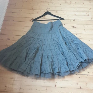 Lång kjol - Mörkgörn lång kjol med spets och fina detaljer. 