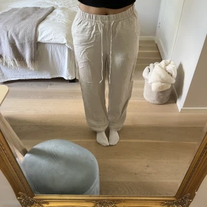 Linnebyxor  - Säljer mina Linnebyxor från H&M🤍 De är supersköna och hela🌸 Jag är 168 och de sitter vid foten, man kan även dra ner dom så de blir längre och mer lågmidjat🤩