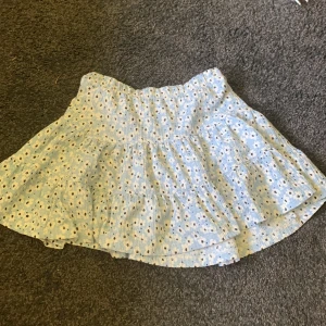 Kjol - Säljer min kjol super fin till sommaren använd 2-3gånger 