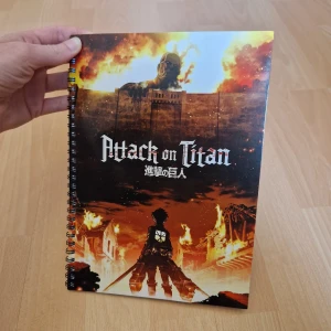 Attack on Titan skrivblock - Attack on Titan skrivblock, helt tomt. Ca 18x25 cm.