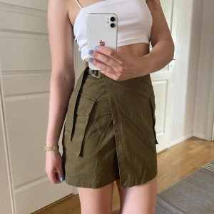 Kjol - Kjol från HM, storlek 36! Har två fickor och knäpps omlott med hjälp av bandet och spännet på bild.  75 kr + frakt 🥰