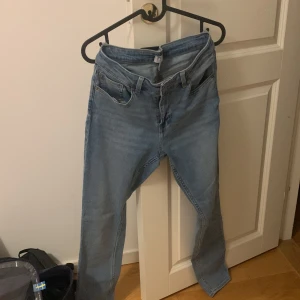 Mörkblåa barn jeans i st 170 - I nyskick 
