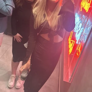 slutsåld klänning från Gina - jätte snygg klänning från Gina, helt slutsåld. Stolek XS men är som en XS-S. Säljer inte under 500