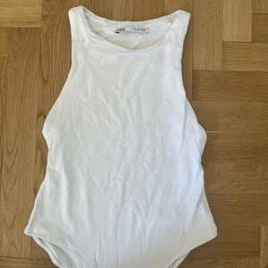 Body zara - Vit populär body från Zara.  Kommer en till användning.  Storlek S men passar XS. 