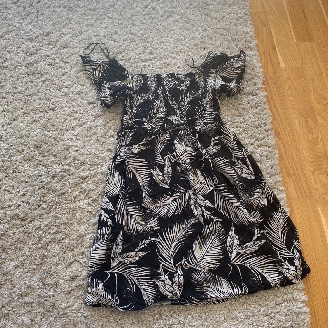 Svart vit klänning mönstrad  - 90