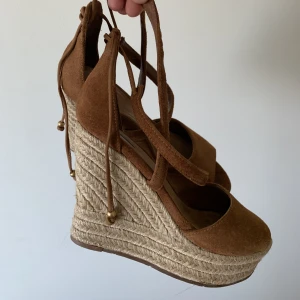 UGG kilklackar - Kilklackar i mocka från uggs! Riktigt snygga men blev fel storlek…