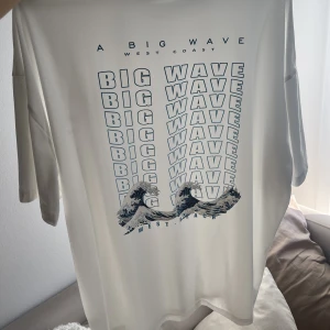 T-shirt med tryck II - Helt oanvänd, oversized fit och jätteskönt material men det var ej min stil 💙