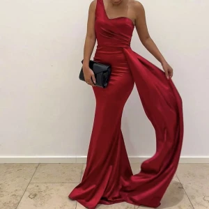 Klänning - Klänning använd en gång. Väldigt bekväm för bröllop.