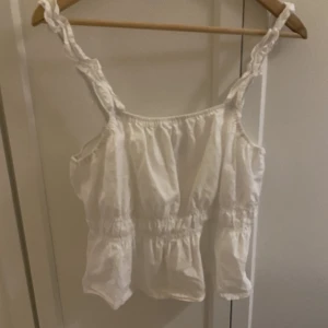 Topp/Linne - Topp/Linne från H&M i vit färg i använt skick.