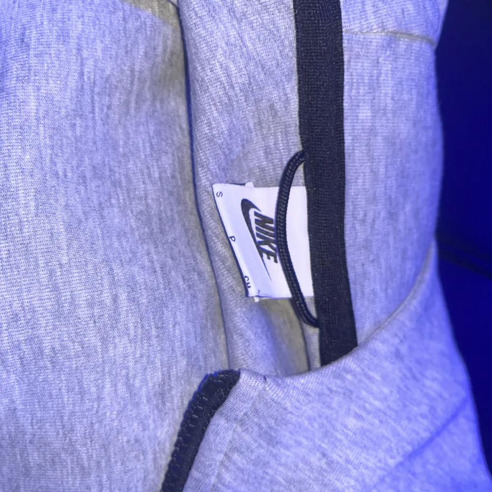 Nike tech hoodie säljer för vill inte ha den längre . Hoodies.