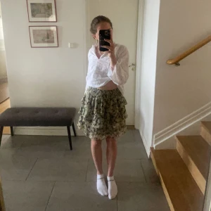 Blommig kjol - Superfin kjol! Blommig och har volanger. Kjolen är i perfekt skick utan några som helst defekter❤️