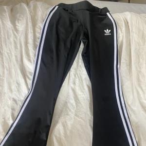Adidas boutcut tights - ALDRIG ANVÄNDA!! Tights från adidas med boutcut! Supersköna å sitter så snyggt. Köpta för 450:-