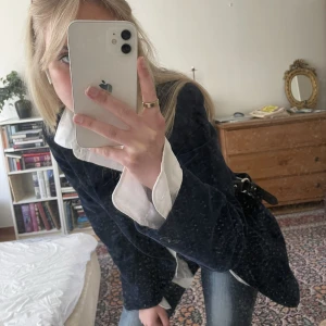 Blå sammetskappa - En marinblå kappa i ett material liknande sammet! Knappt använd 