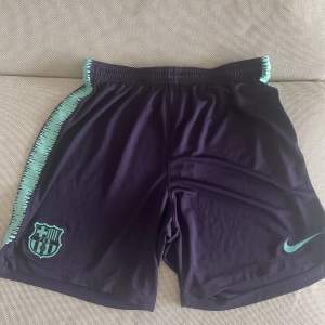 Ett par lila o turkosa FCBarcelona shorts köpta i Barca camp nou. Storlek L men passar också M. Dom är små i storleken. Passar perfekt för dig som gillar laget och fotboll i allmänhet. och perfekt för sommaren☀️