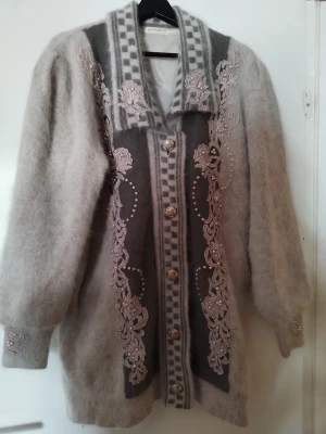 Mjuk jacka - Fluffig och mjuk jacka. Varm och fina detaljer. Storlek Medium eller Large. Från Gee Gee i Korea. 