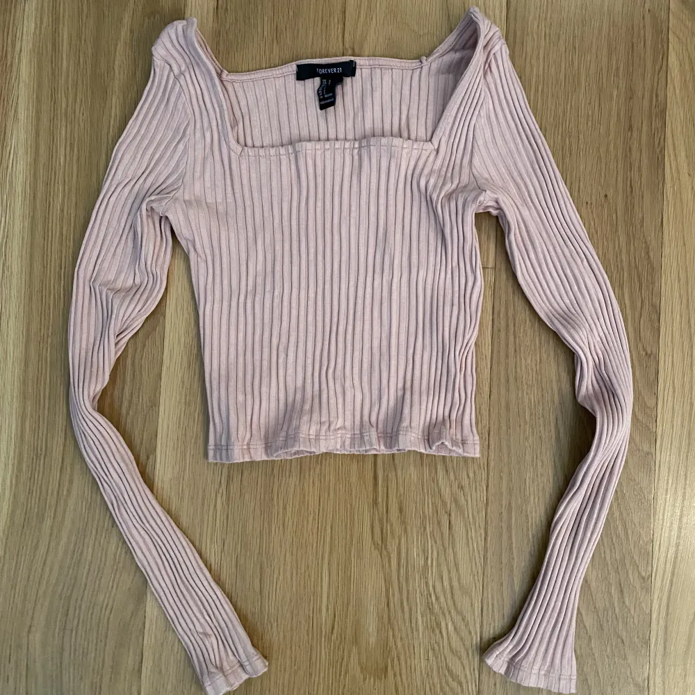long sleeve crop top from forever 21 ✨ fits super well and it is very stretchy!  size S 🩷 baby pink . Toppar.