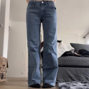 Vanliga Lågmidjade Jeans. Säljer då dem är lite för små för mig. Har normalt strl 38 i Jeans. 