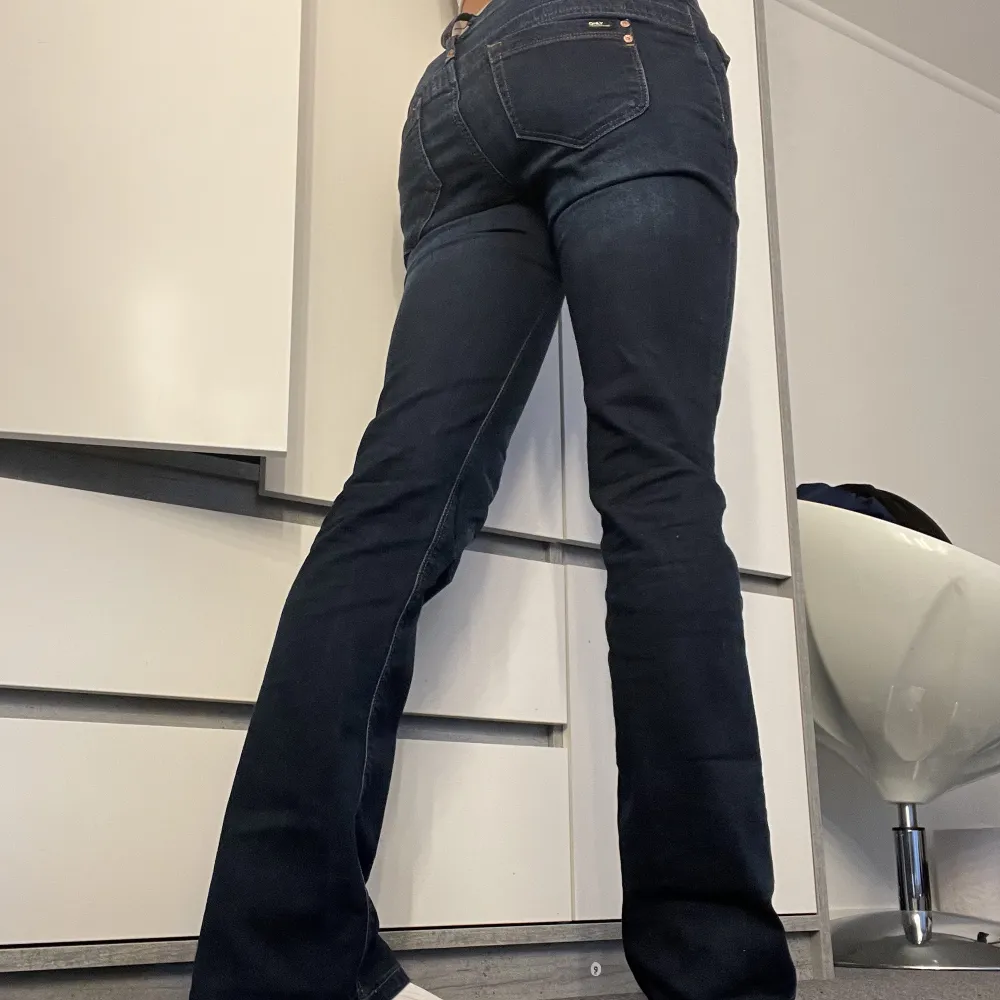 Säljer dessa super snygga only jeans då dem är snäppet för korta för mig tycker jag.  Köpte för 350 och då jag aldrig använt säljer ja för 300💞  Innerbenslängden är 82cm och jag på bilden är 1,72. Jeans & Byxor.