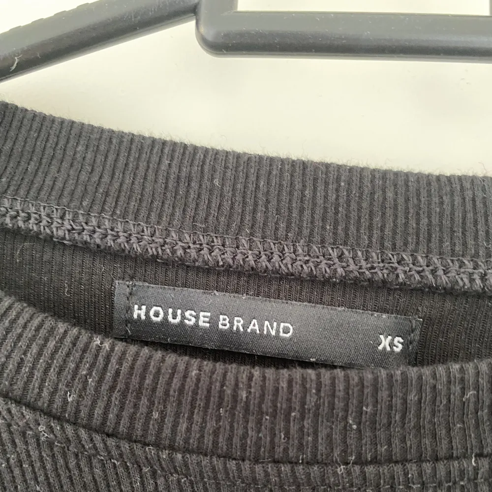 Mysig långärmat svart tröja från House brand från Polen. Köpt för +100kr💕. Tröjor & Koftor.