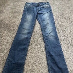 Low waist jeans - Jenas från bondelid. De är straight leg och är Low waist. Säljer pga för långa för mig. 
