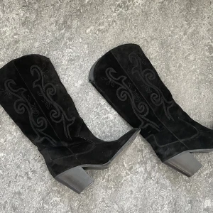 svarta cowboyboots  - säljer dessa svarta cowboyboots. klackhöjd på 8cm. tecken på användning finns, annars fint skick! 🖤
