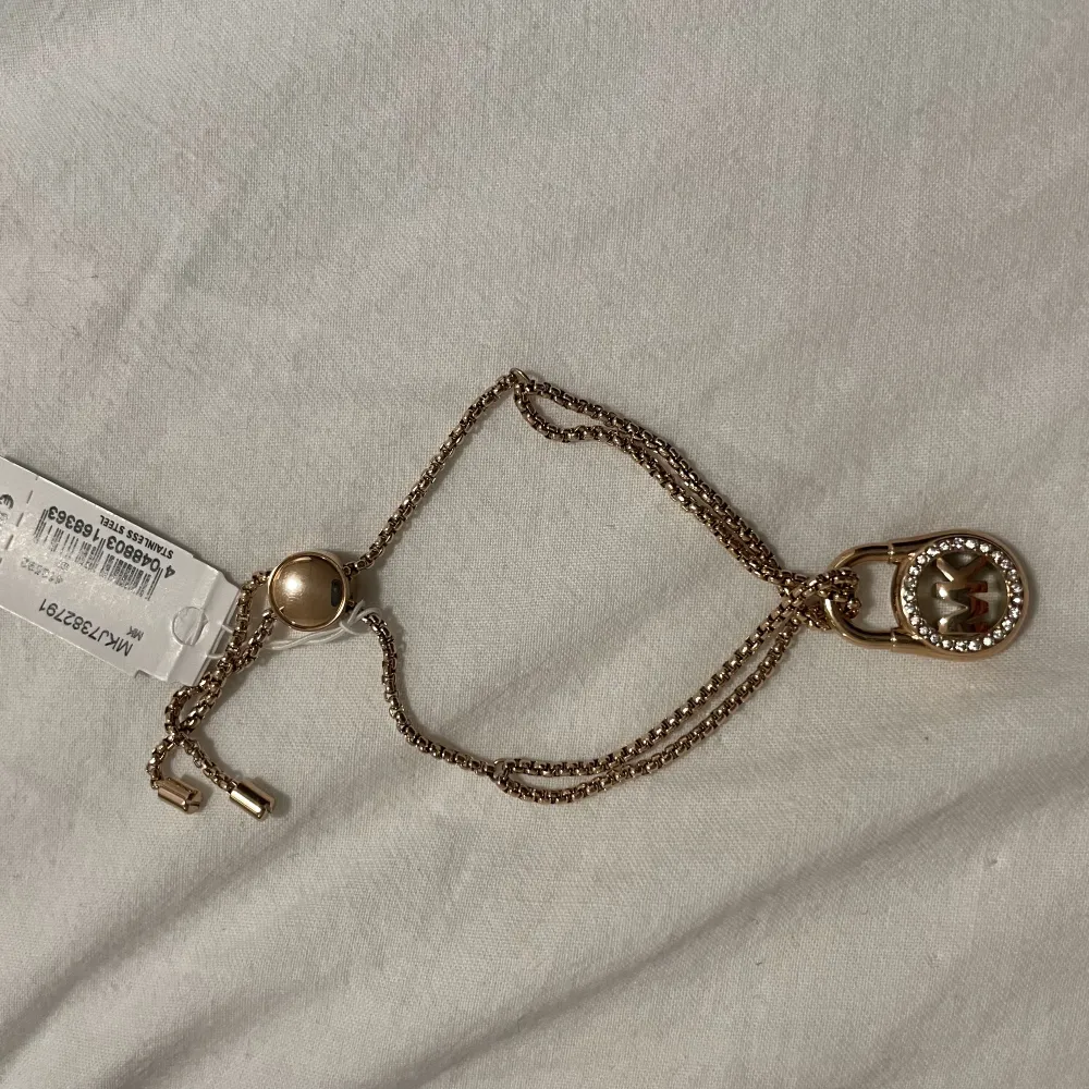 Armband från michael kors. Roseguld Inkl ask och putsduk Aldrig använt. Äkta Nypris 89 euro. Accessoarer.