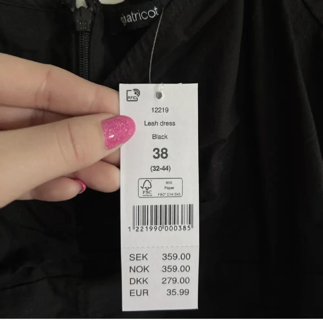 Svart klänning med puffärm  - 91