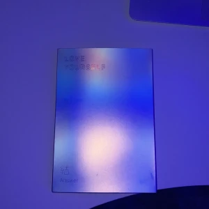 BTS - Love Yourself (E)  - Köpt från bengans i Stockholm (350kr). Har stått på skrivbordet i ungefär 1,5 år och ser ny ut. (Betalar inte frakten)