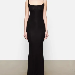 SKIMS klänning svart i xxs  - Skims klänningen i xxs. Sitter bra på mig som vanligtvis är XS. Passar även en S då den är väldigt stretchig. Formar sig skitsnyggt! Aldrig kommit till användning tyvärr så lappar sitter kvar. Nypris 1050:- 