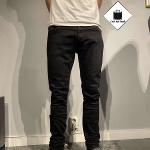 G-star jeans - Riktigt schyssta g-star jeans 3301. Dem är i väldigt bra skick 10/10 Ny pris 1000, vårt pris 450 kr Modellen på bilden är 177cm lång.