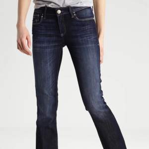 Lågmidjade jeans från Mavi i storlek 25/32